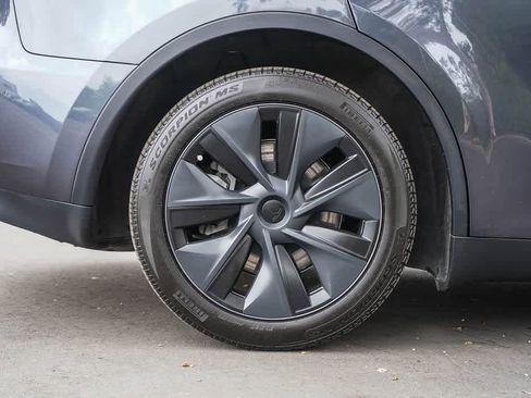 Used 2025 Tesla Model Y Long Range AWD/4WD image 8