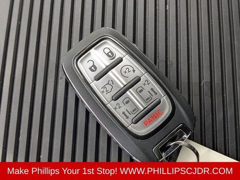 Used 2025 Chrysler Pacifica Premium FWD image 28