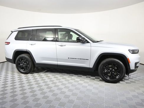 Used 2024 Jeep Grand Cherokee L Laredo image 8