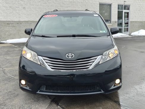 Used 2017 Toyota Sienna XLE image 2