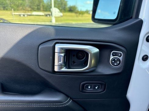 Used 2018 Jeep Wrangler Unlimited Sahara AWD/4WD image 21