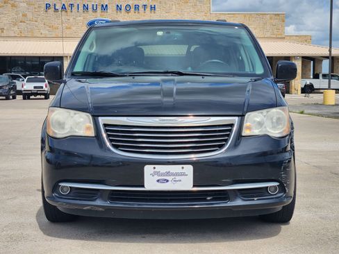 Used 2014 Chrysler Town & Country Touring FWD image 6
