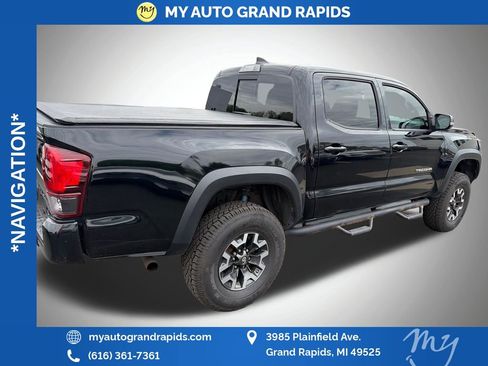 Used 2018 Toyota Tacoma TRD Off-Road AWD/4WD image 7
