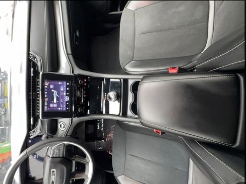 Used 2024 Jeep Grand Cherokee Altitude RWD image 37