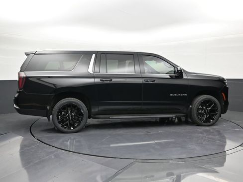 Used 2025 Chevrolet Suburban LT RWD image 6