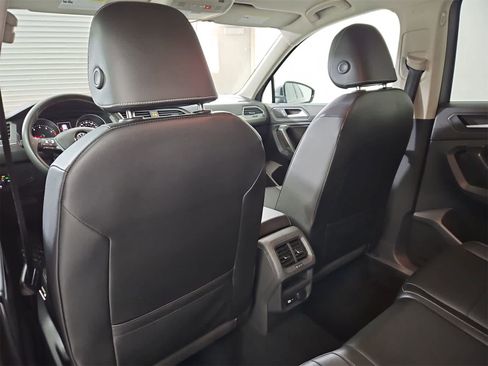 Used 2021 Volkswagen Tiguan SE image 18