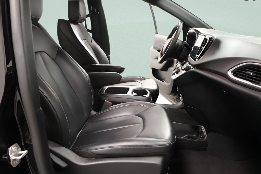 Used 2025 Chrysler Pacifica Select FWD image 19