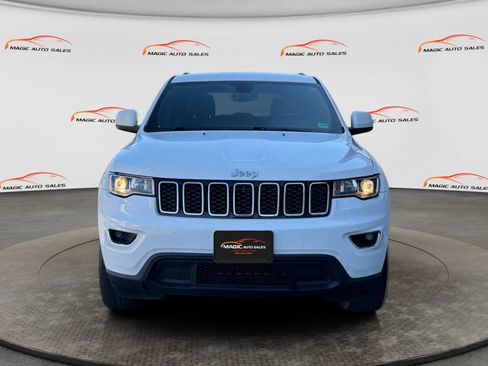 Used 2017 Jeep Grand Cherokee Laredo image 3