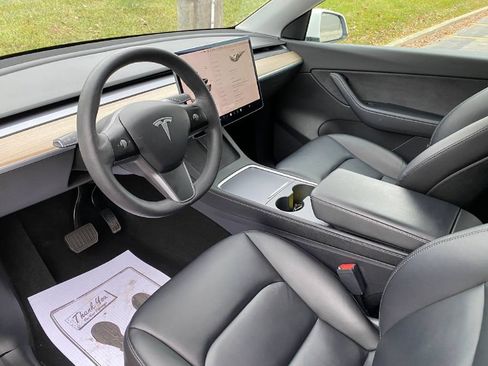 Used 2021 Tesla Model Y Long Range image 11