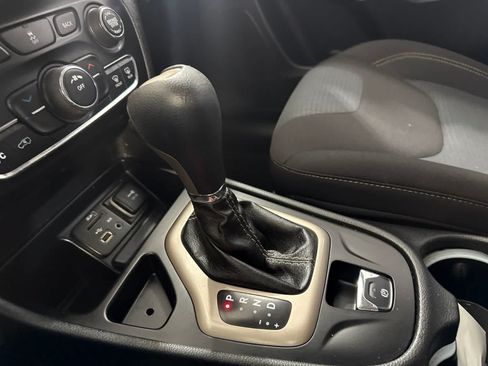 Used 2016 Jeep Cherokee Latitude FWD image 29
