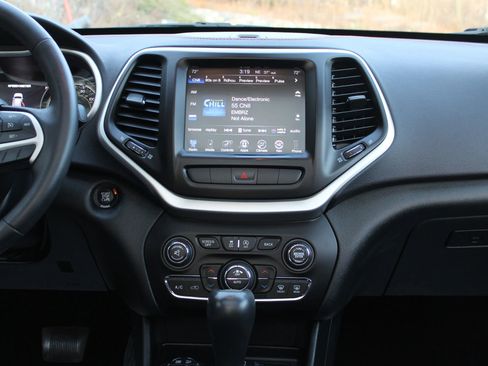 Used 2015 Jeep Cherokee Trailhawk w/ Comfort/Convenience Group image 21