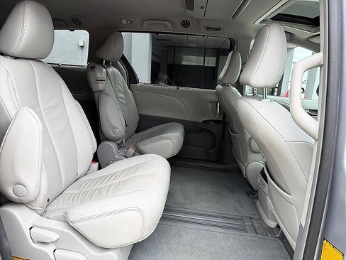 Used 2013 Toyota Sienna XLE w/ Entertainment Pkg FWD image 21