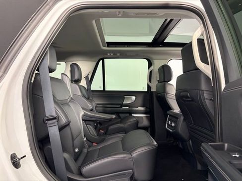 Used 2025 Ford Expedition Platinum image 29