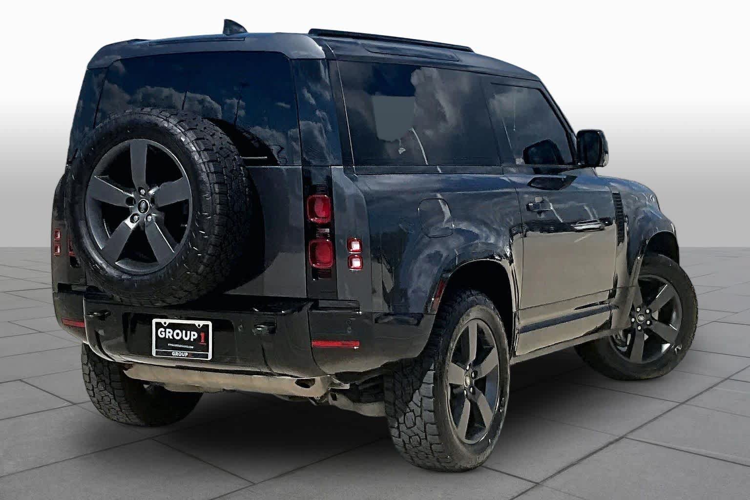 Used 2024 Land Rover Defender 90 X-Dynamic SE AWD/4WD image 11