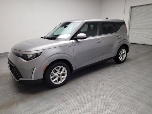Used 2023 Kia Soul LX w/ LX Technology Package FWD image 2