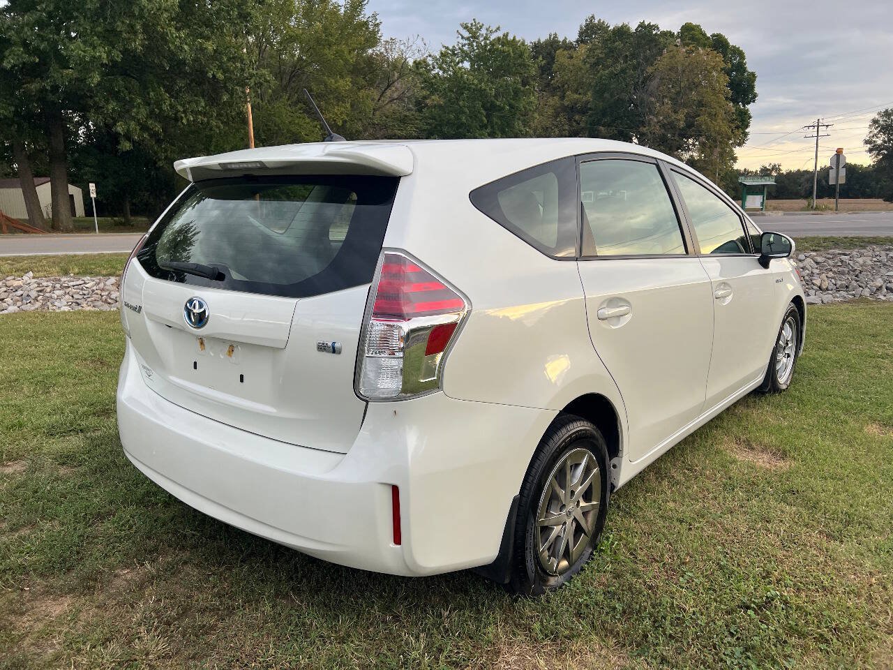 Used 2016 Toyota Prius V Two FWD image 5