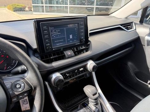 Used 2021 Toyota RAV4 LE AWD/4WD image 25