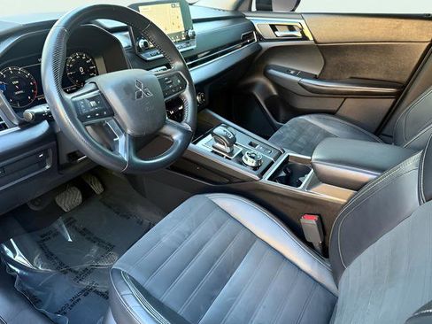 Used 2022 Mitsubishi Outlander SE image 16