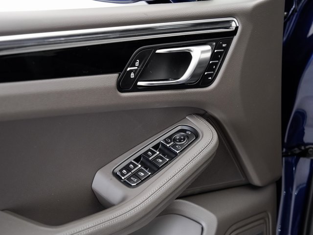 Certified 2025 Porsche Macan AWD/4WD image 8