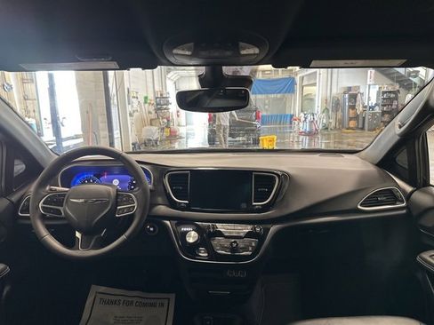 Used 2025 Chrysler Pacifica Select image 16