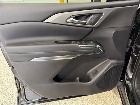 Used 2025 Chevrolet Traverse LT w/ Driver Confidence Package image 9