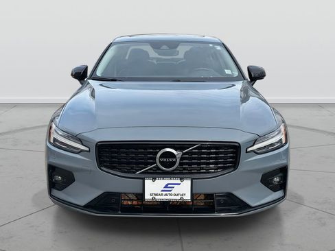 Used 2022 Volvo S60 B5 Inscription image 2