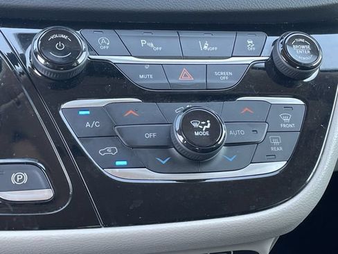 Used 2023 Chrysler Pacifica Touring-L FWD image 18