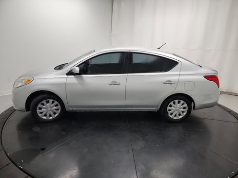 Used 2012 Nissan Versa SV image 4