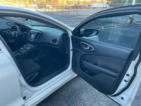 Used 2016 Chrysler 200 Limited image 21