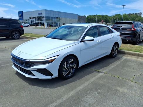 Used 2025 Hyundai Elantra Limited FWD image 3