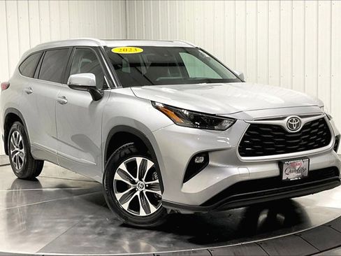 Used 2023 Toyota Highlander XLE AWD/4WD image 3