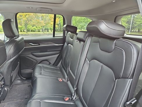 Used 2024 Jeep Grand Cherokee Limited w/ Black Appearance Package AWD/4WD image 17