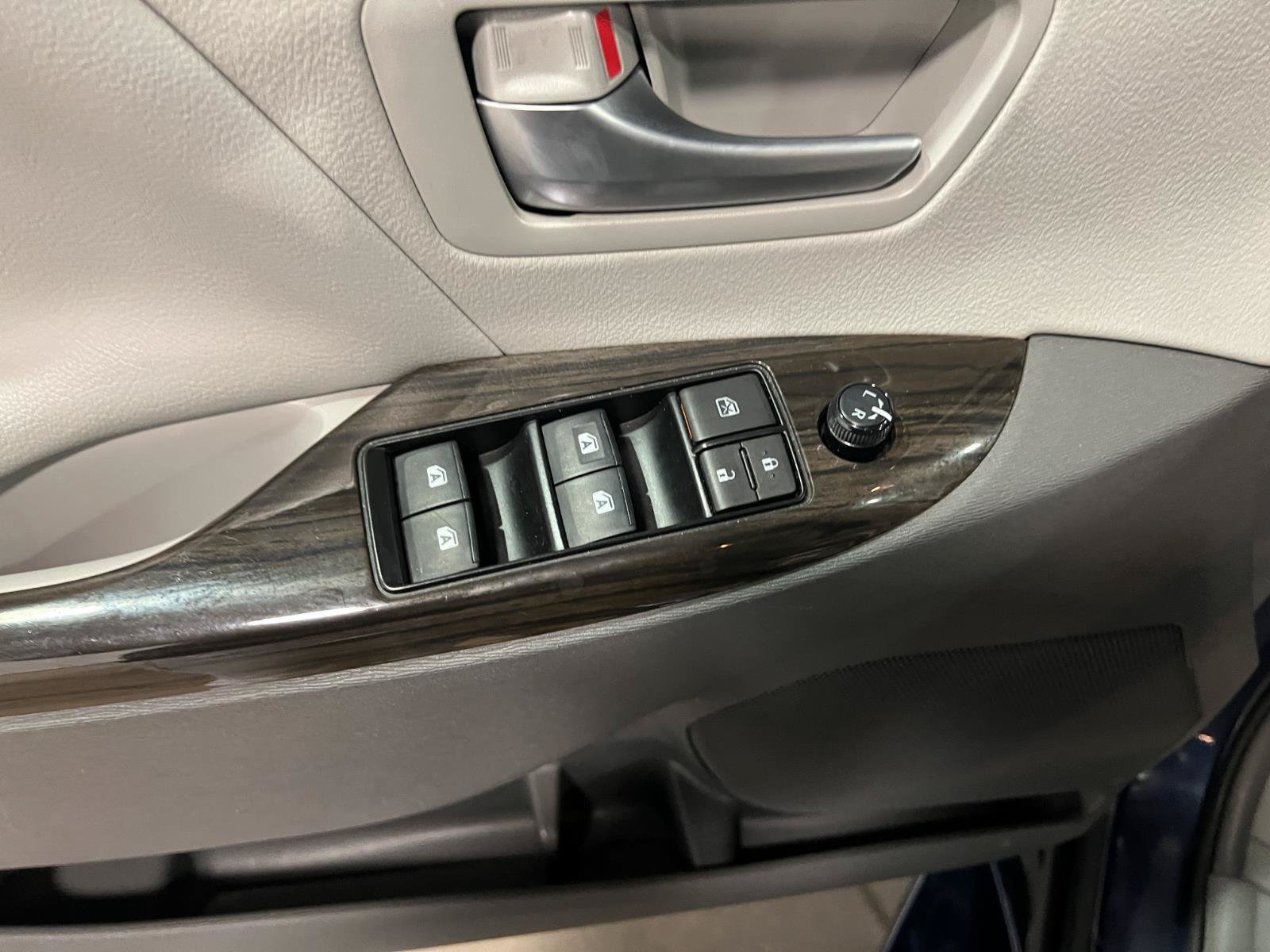 Used 2018 Toyota Sienna XLE w/ XLE Navigation Package FWD image 25