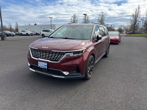 Used 2024 Kia Carnival SX Prestige image 3