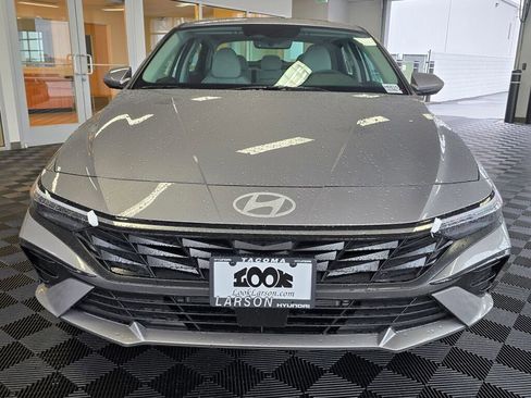 New 2025 Hyundai Elantra Limited image 9