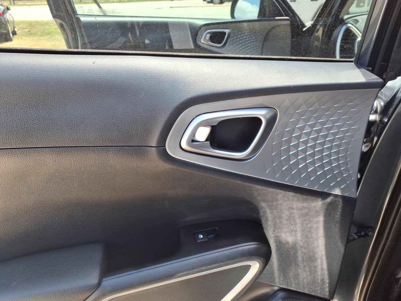 Used 2024 Kia Soul LX w/ LX Technology Package FWD image 8