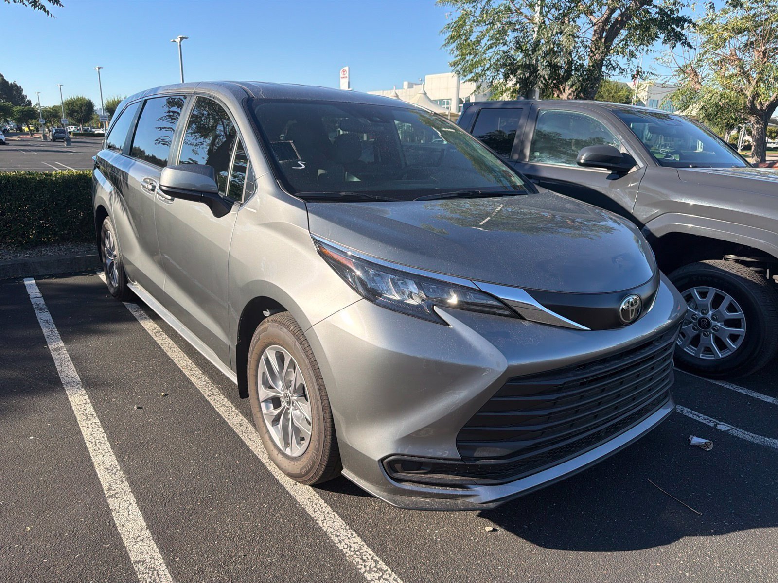 Used 2026 Toyota Sienna LE AWD/4WD image 2