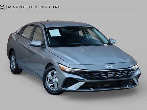 Used 2025 Hyundai Elantra SE w/ Cargo Package FWD image 4
