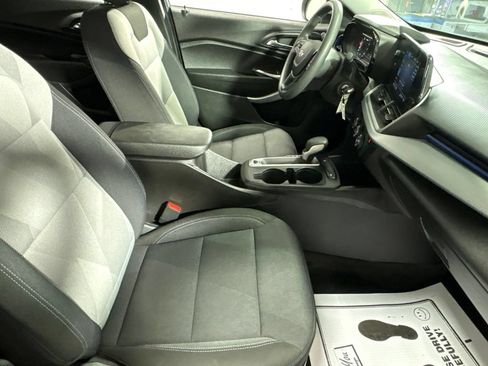 Used 2026 Chevrolet Trax LS w/ LS Convenience Package FWD image 32