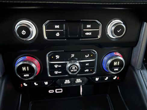 Used 2024 GMC Yukon XL SLT image 33