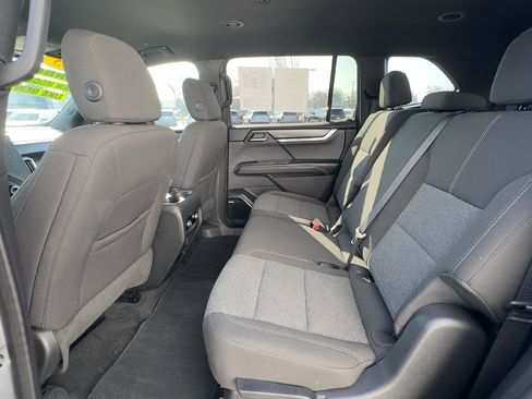 Used 2025 GMC Acadia Elevation image 9