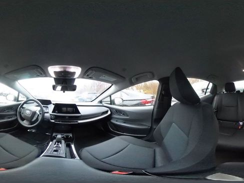 Used 2025 Toyota Prius LE image 36