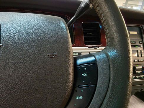 Used 2005 Lincoln Town Car Signature RWD image 27