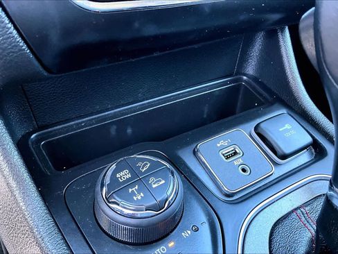 Used 2021 Jeep Cherokee Trailhawk w/ Technology Group image 32