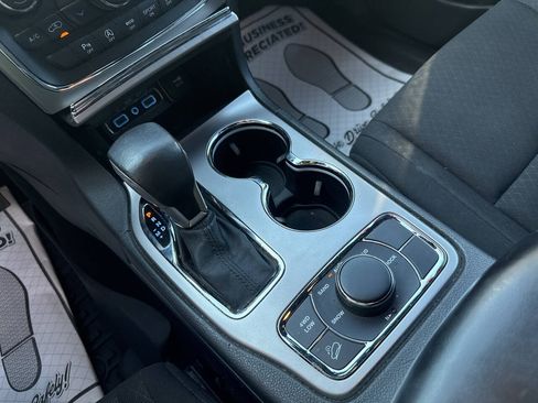 Used 2019 Jeep Grand Cherokee Laredo AWD/4WD image 29