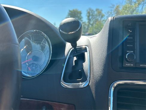 Used 2016 Chrysler Town & Country Touring-L image 37