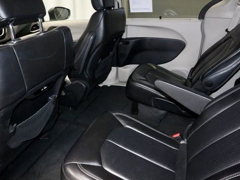 Used 2023 Chrysler Pacifica Touring-L FWD image 22
