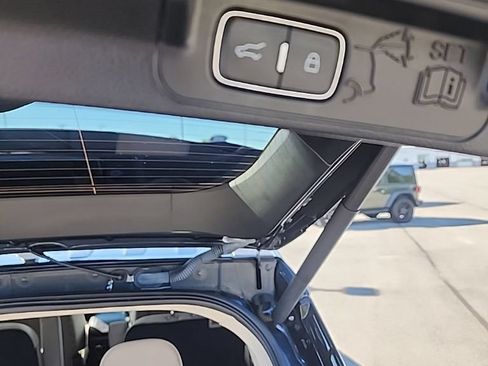 Used 2023 Ford Explorer XLT AWD/4WD image 10