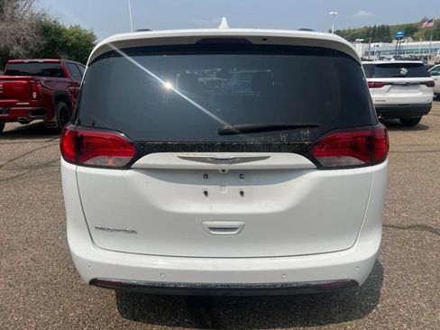Used 2018 Chrysler Pacifica Touring-L FWD image 7