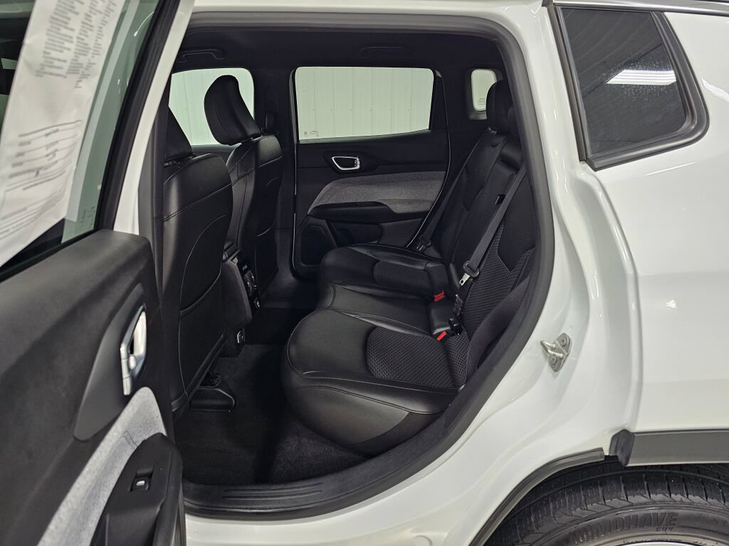 Used 2024 Jeep Compass Latitude AWD/4WD image 12